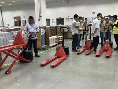 電動高升程搬運車交付使用，感謝廠家羅總親自跟客戶講解操作方法！